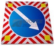 Щит со знаком 4.2.2 и четыре стробоскопа