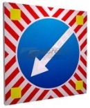 Щит со знаком 4.2.1 и четыре стробоскопа